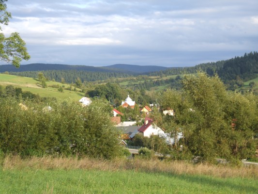 8528  Komańcza – pohled od pravoslavného kostela Ochrany Nejsvětější Panny Marie na řeckokatolický kostel Ochrany Nejsvětější Panny Marie